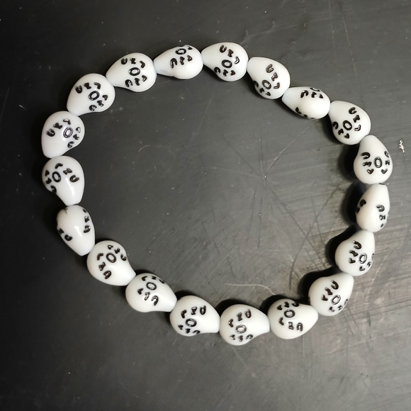 White and black plastic corn beads beaded stretch bracelet - Picture 1 of 3